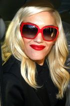 Gwen Stefani sunglasses lipstick REX.jpg